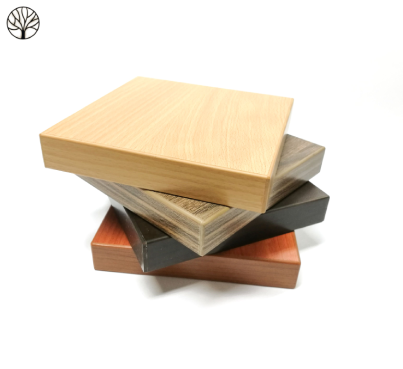 Här är en bild på fanérade skivor staplade på varandra